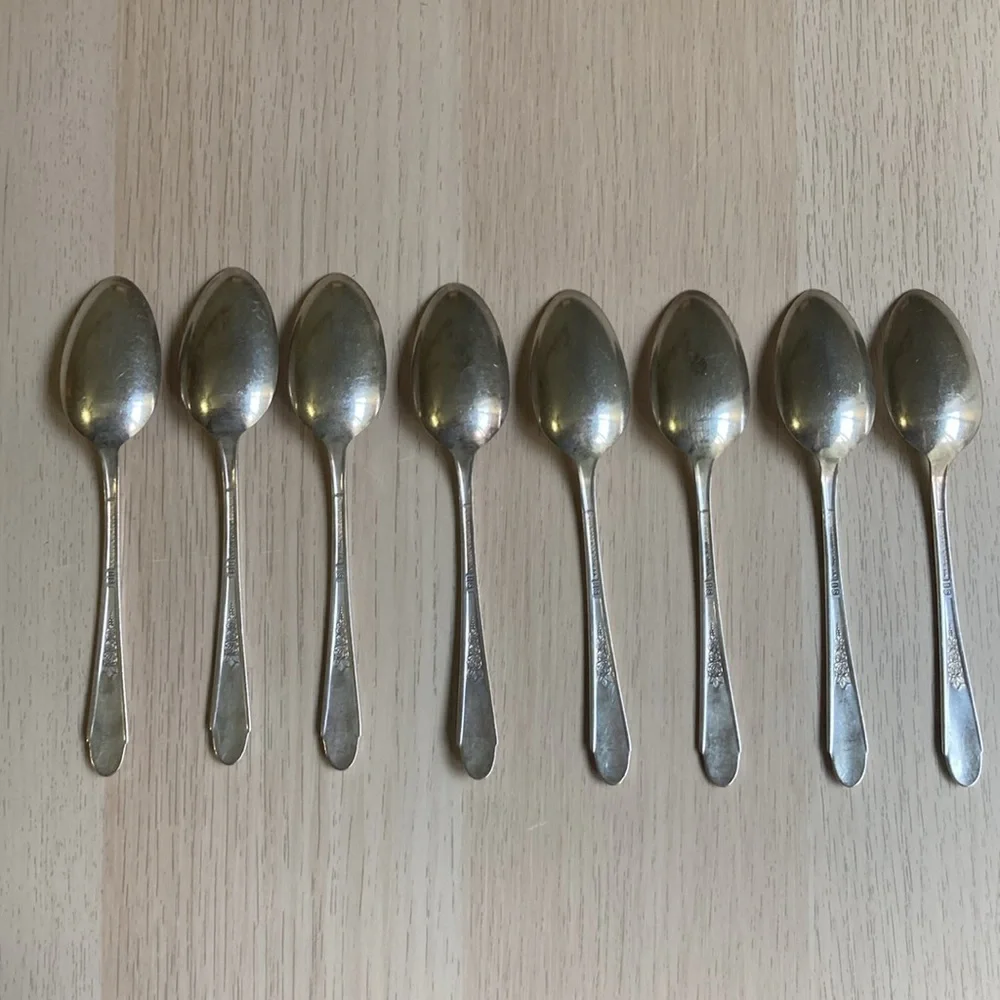 Vintage Set of 8 Silver Plated Teaspoons WM. ROGERS & SON IS GARDENIA Pattern